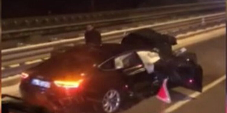 Milletvekili Barış Karadeniz'in kullandığı otomobil minibüsle çarpıştı