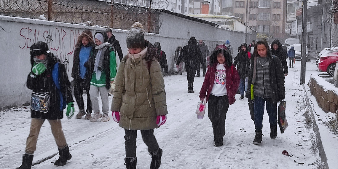 Çığ riski nedeniyle Van-Bahçesaray kara yolu 13 gündür kapalı