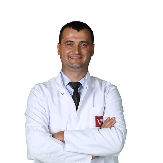 Rahim ağzı kanserinin sinsi bir kanser türü olduğunu belirten Jinekolojik Onkoloji Cerrahi Uzmanı Doç. Dr. Cihan Comba, “Cinsel ilişki sonrası kanama, düzensiz kanama, ileri evrede bel-sırt ağrısı, kemik ağrısı, yorgunluk halsizlik, kilo-iştah kaybı, bacaklarda ödem, şişlik, ağrı, idrar kaçırma gibi şikâyetler oluşabilir” dedi.