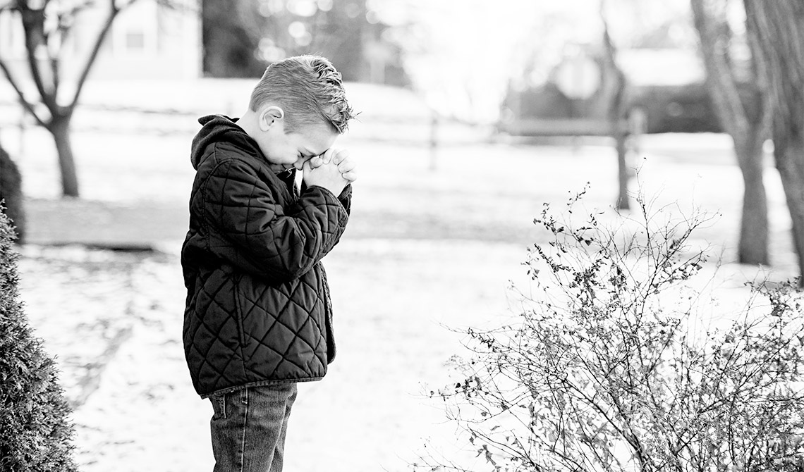 Bak çocuk! Hayat kısa. Andan keyif almaya bak. Yaşadığın kötü ne varsa sen istesen de istemesen de zamanı gelmeden düzelmeyecek. O zaman gelene kadar kendini çok üzme, çok yıpratma. Biliyorum elde değil ama en azından dene.