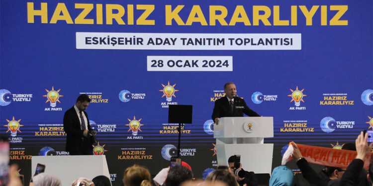 Milletimizle kol kola, yürek yüreğe vererek tüm oyunları bozduk