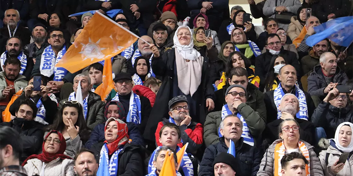 Milletimizle kol kola, yürek yüreğe vererek tüm oyunları bozduk