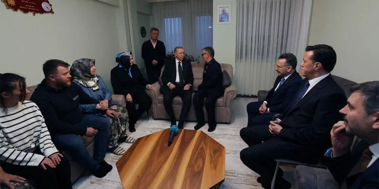 Cumhurbaşkanı erdoğan'dan, şehit tunahan evcin'in ailesine taziye ziyareti