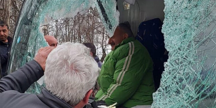 Dağdan düşen kaya parçası kamyonet ön camına girdi; 1 ölü