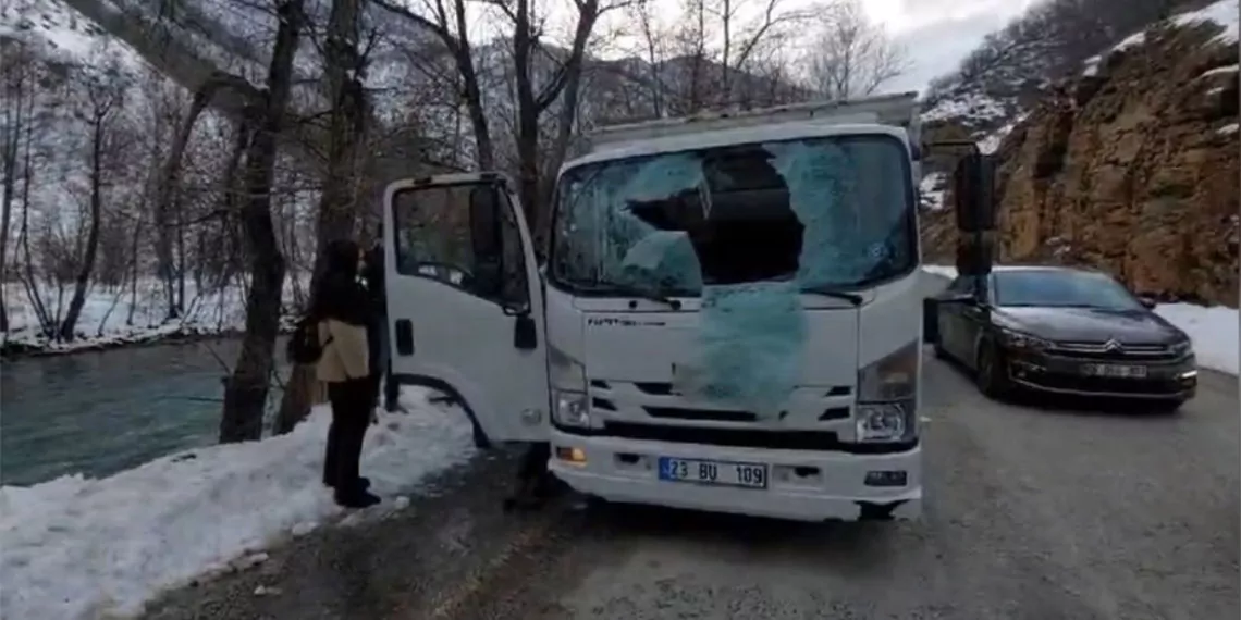 Dağdan düşen kaya parçası kamyonet ön camına girdi; 1 ölü