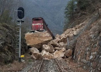 Yük treni heyelanla birlikte raydan çıktı