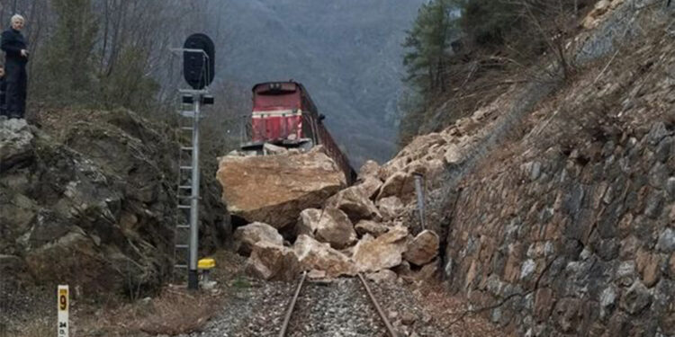 Yük treni heyelanla birlikte raydan çıktı