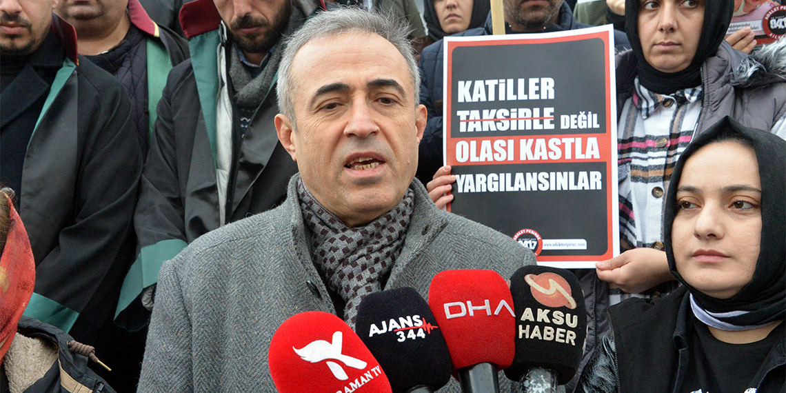 Kahramanmaraş'ta meydana gelen depremlerde yakınlarını kaybeden bir grup adliye önünde toplanarak basın açıklaması yaptı.