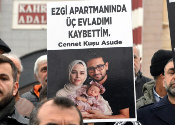 Depremlerde yakınlarını kaybeden bir grup adliye önünde