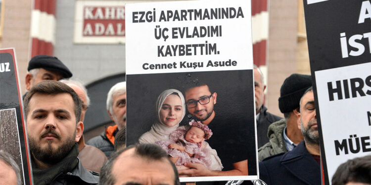 Depremlerde yakınlarını kaybeden bir grup adliye önünde