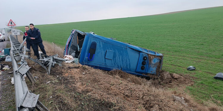 Cezaevi ring aracı şarampole devrildi; 23 yaralı