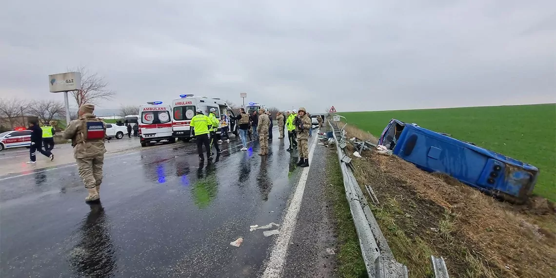 Diyarbakirda cezaevi ring araci sarampole devrildi 23 yarali 6716 dhaphoto2 - öne çıkan - haberton