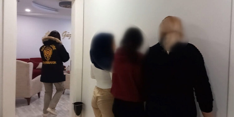 Diyarbakır'da fuhuş çetesine operasyon