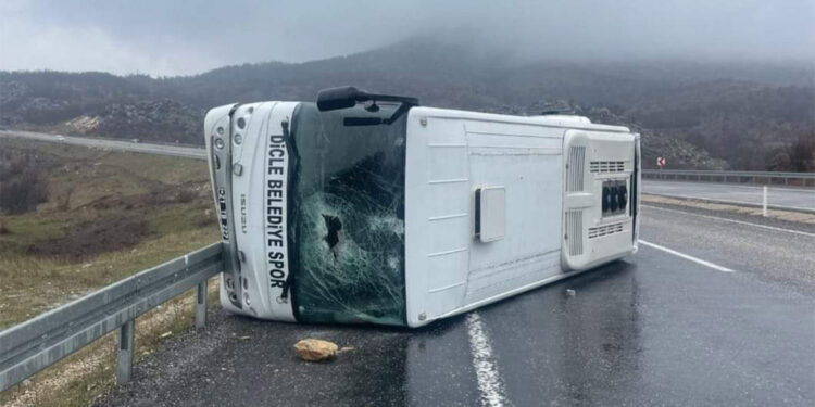 Dicle Belediyespor futbolcularını taşıyan midibüs devrildi; 10 yaralı