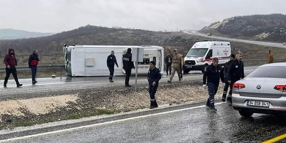 Dicle Belediyespor futbolcularını taşıyan midibüs devrildi; 10 yaralı