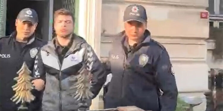 Hilafet bayrağı açana yumruk atan genç tutuklandı