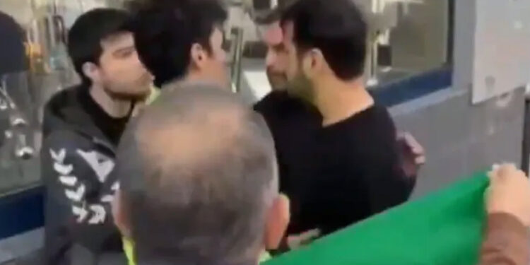 Yumruk atan gence saldırarak tokat atan şüpheli serbest