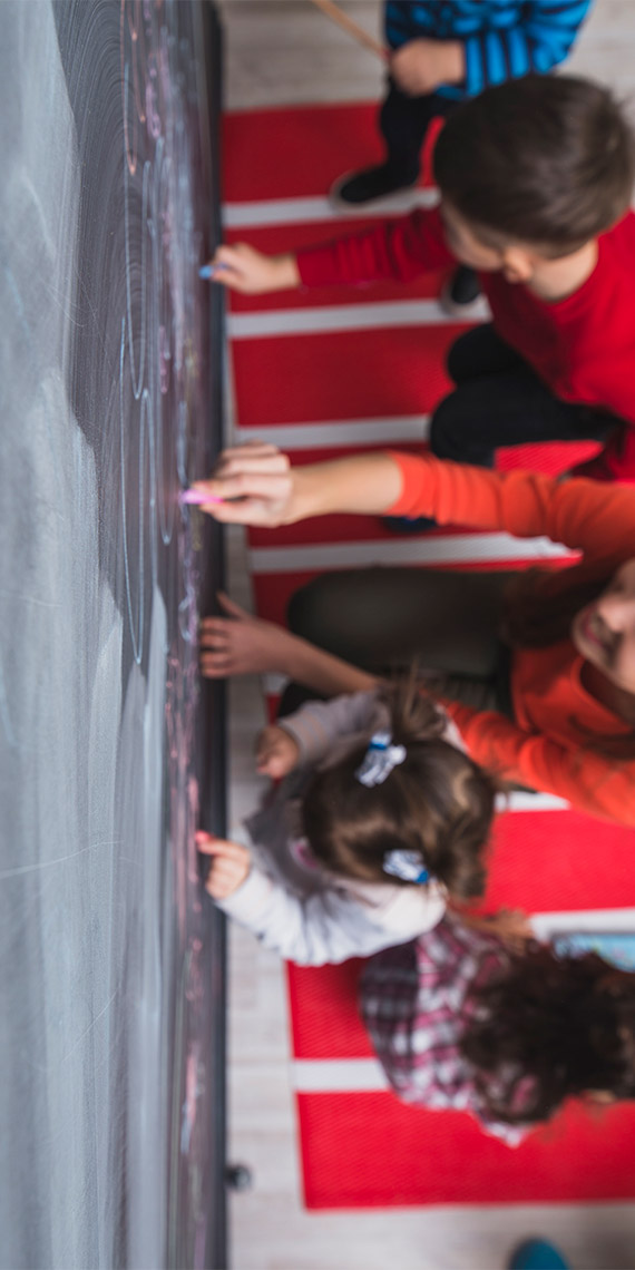 Günümüz Türkiye'sinde, sosyal adalet ve eşitsizlik konusu, toplumsal dokuyu derinden etkileyen, üzerine düşünülmesi gereken kritik bir mesele olarak öne çıkıyor. Bu karmaşık konu, sadece ekonomik değil, aynı zamanda kültürel, siyasi ve toplumsal faktörleri de içermekte.