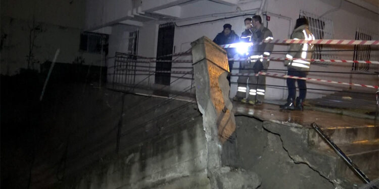 Avcılar'da 4 katlı binanın istinat duvarı çöktü