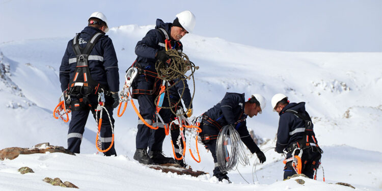 Karlı dağları aşıp 10 mahalleyi elektriğe kavuşturdu