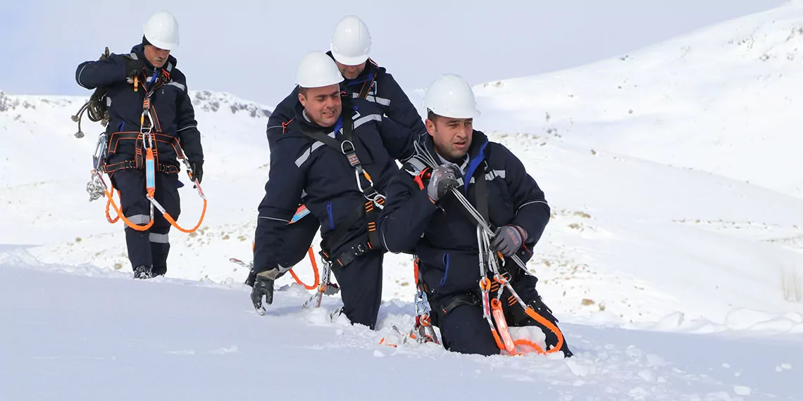 Van'ın erciş ilçesindeki 2 bin 150 rakımlı kızılören mahallesi'nde kar yağışı ve rüzgar nedeniyle iletim hatları kopunca, çevresindeki 10 kırsal mahalle elektriksiz kalınca ekibiyle karlı dağları aşıp, 10 mahalleyi elektriğe kavuşturdu.