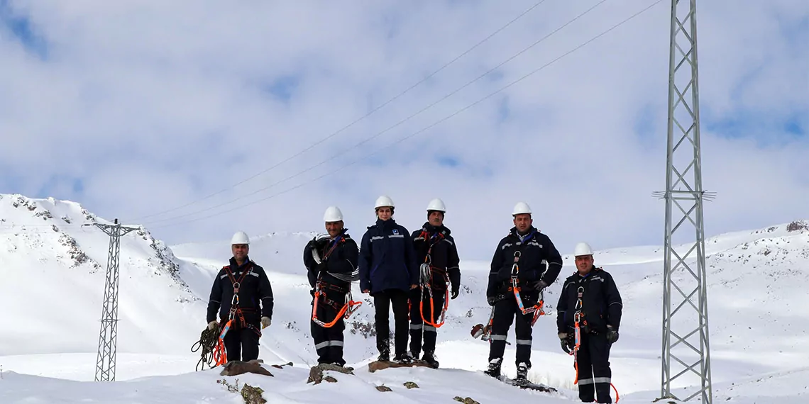 Karlı dağları aşıp 10 mahalleyi elektriğe kavuşturdu