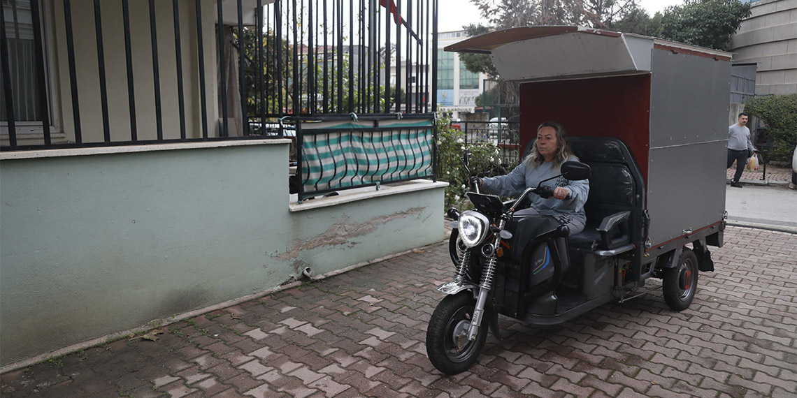 Ekmek teknesi çalınan Nilgün Oflaz, “Beni takip edenler var. Evimin kapısına kadar gelebiliyorlar. 'Davanı geri al' diyorlar. Davamı geri almayacağım" dedi.