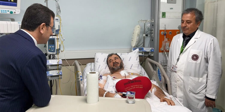 Ekrem İmamoğlu Fatih Camisi imamını ziyaret etti