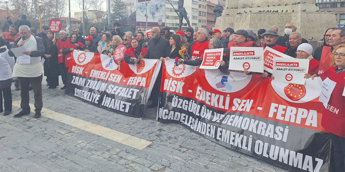 Ankara Ulus'ta toplanan Devrimci İşçi Sendikaları Konfederasyonu'na (DİSK) bağlı Emekli-Sen üyelerinden, emekli maaşlarındaki adaletsizlik hakkında açıklama.