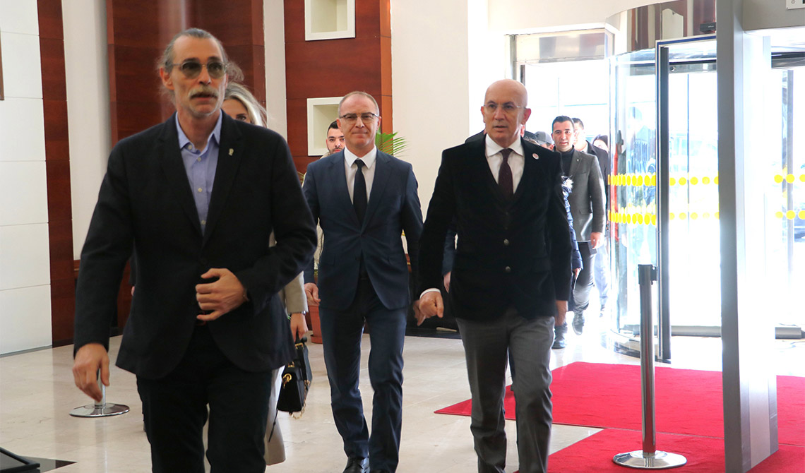 CHP Etimesgut İlçe Belediye Başkan Adayı Erdal Beşikçioğlu Mansur Yavaş'ı ziyaret etti. Beşikçioğlu, "Mansur başkan ile benim aramda hiçbir sıkıntı olmadı, olmayacak. O bizim ağabeyimiz, tecrübelerine her daim ihtiyacımız var" dedi.