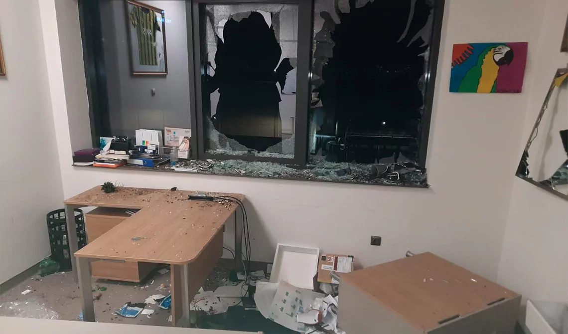 Esenyurt'taki saldırıdan yeni detaylar: 9 saat içerisinde rastgele 10 kişiyi bıçakladı, saldırı anları güvenlik kamerasına yansırken evlerin camlarına taş fırlattığı da ortaya çıktı.