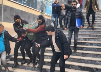Esenyurt'ta cadde ortasında gasp