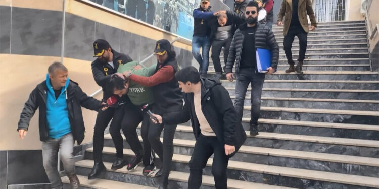 Esenyurt'ta cadde ortasında gasp