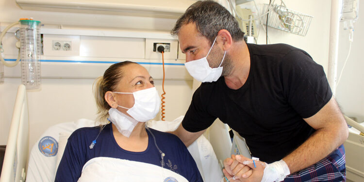 Hemşire Emine Çelik eşinin böbreği ile hayata tutundu