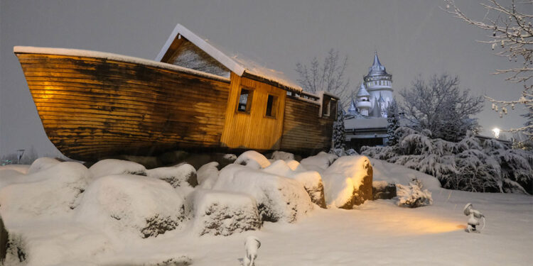 Eskişehir'de kar yağışı; kent beyaza büründü
