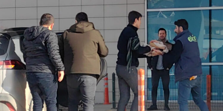 Elini testereye kaptıran fabrika işçisinin 2 parmağı koptu