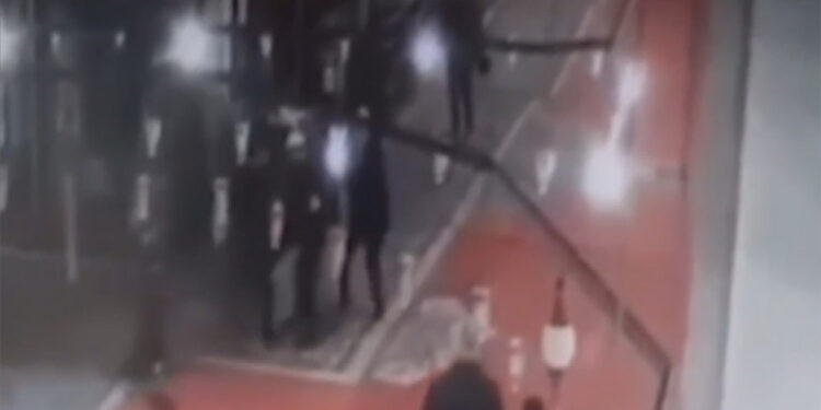 Fatih Camii'nde bıçaklı saldırı güvenlik kamerasında