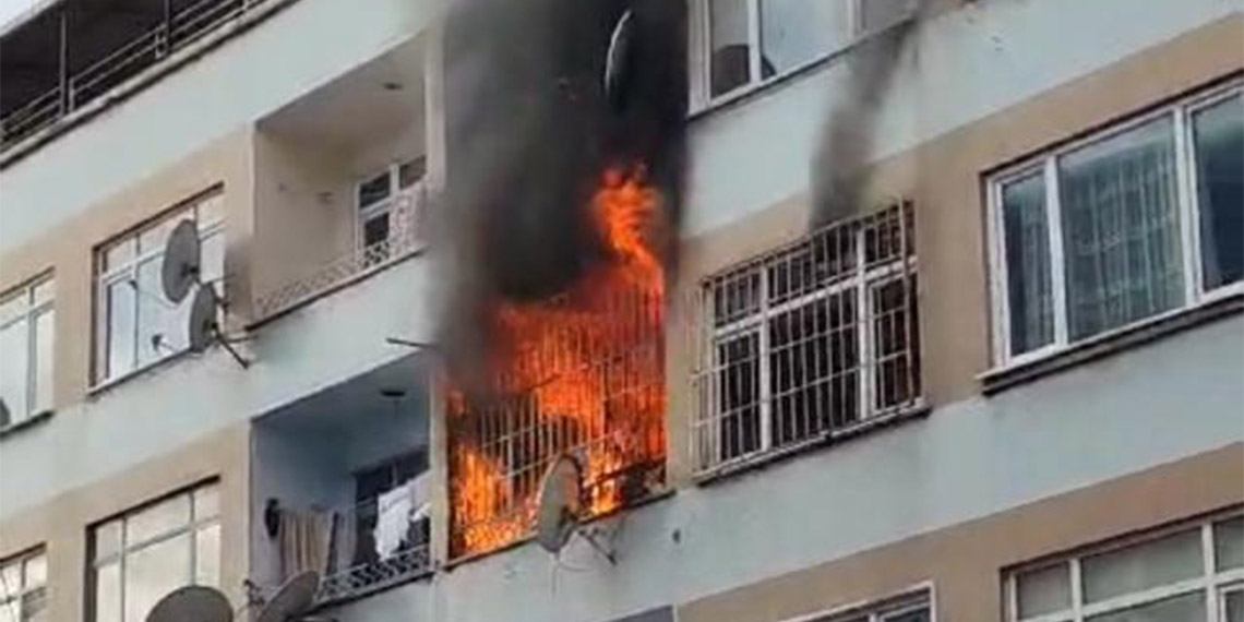 Fatih'te çanta deposunda yangın