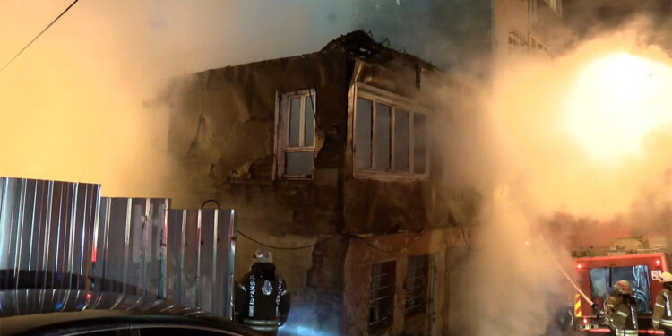 Fatih'te tek katlı ahşap binada yangın