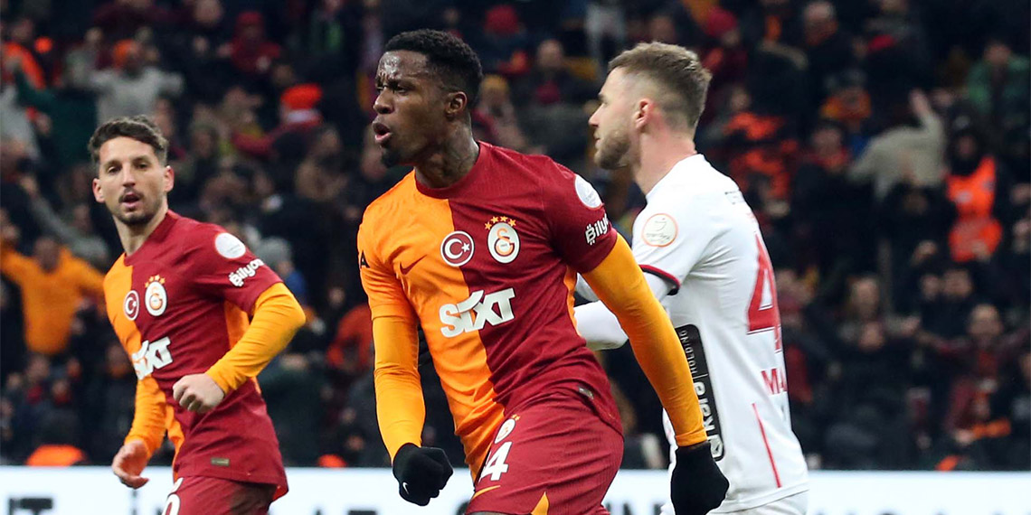 Galatasaray Teknik Direktörü Okan Buruk, “Çok acele sağ bek sol bek istiyorum. Başkanımız, Erdem Bey uğraşıyor. Hızlı bir şekilde cuma gününe kadar sağ bek ve sol bek transferini yapmamız gerekiyor” dedi.