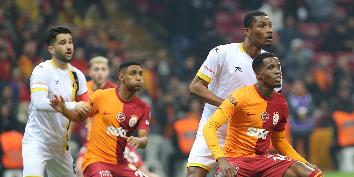 İstanbulspor Teknik Direktörü Osman Zeki Korkmaz, “Beraberliği kaçırdığımızı kabul etmiyorum. Beraberliği koruyarak bir strateji belirlesek de bütün maçlara kazanmak için çıkıyoruz. Otobüsü kalenin önüne çekerek beklemedik. Bunu da başardık. Bu tarz maçları oynarken öne geçmemiz önemli değil. Maçın her anında taktik disiplini korumanız gerekiyor. Maçın 0-0 tuttuğumuz anlarda dahi galibiyeti hayal ediyorduk" dedi.