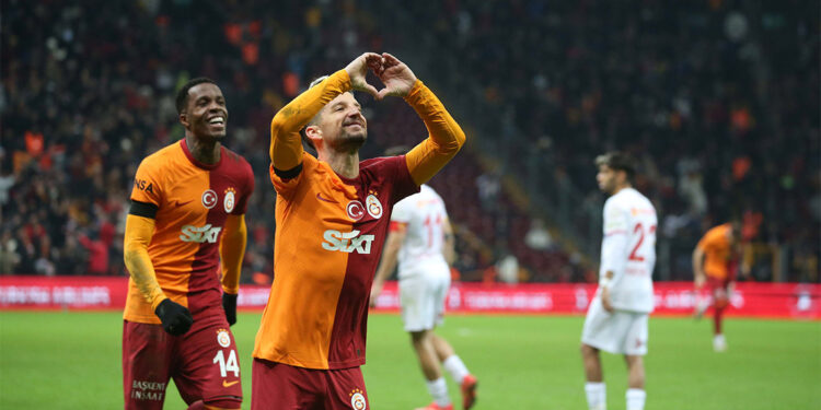 Türkiye'nin en büyük takımında oynuyoruz