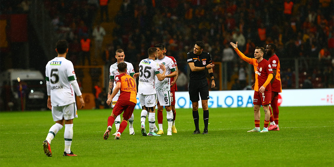 Konyaspor Teknik Direktörü Hakan Keleş, hakem yönetimini eleştirerek yenilgiden dolayı üzgün olduklarını söyledi.