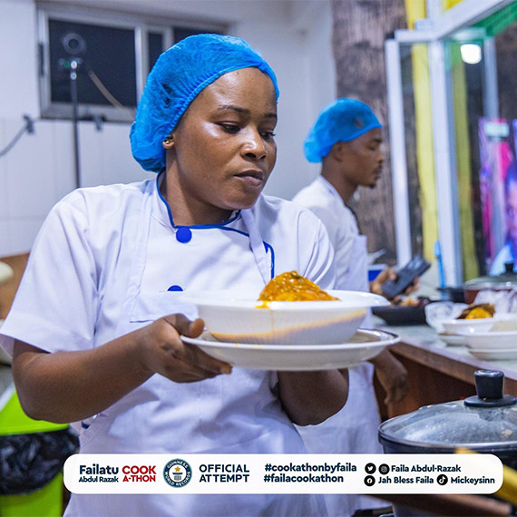 Ganalı şef Failatu Abdul-Razak, 227 saat boyunca yemek pişirerek dünya rekoru sahibi 119 saat 57 dakika yemek pişiren İrlandalı Alan Fisher'ı geçti.