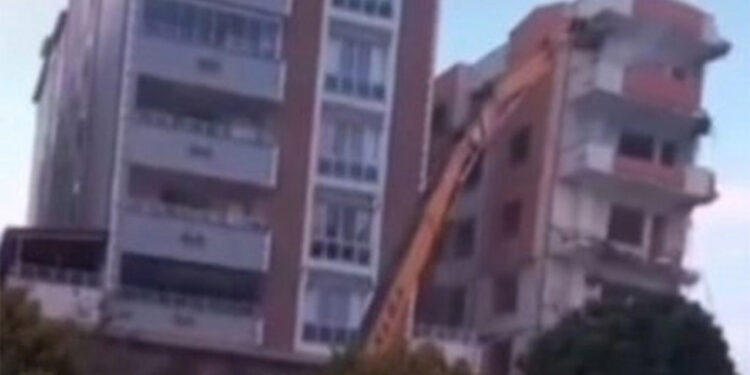 Gaziantep'te ağır hasar alan 6 katlı bina çöktü