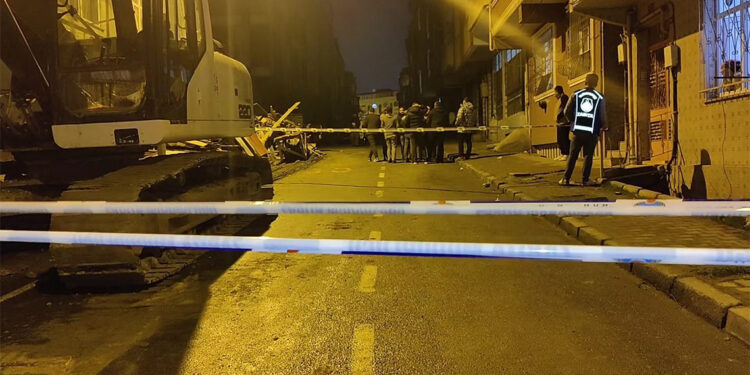 Gaziosmanpaşa'da inşaat temelinde toprak kayması