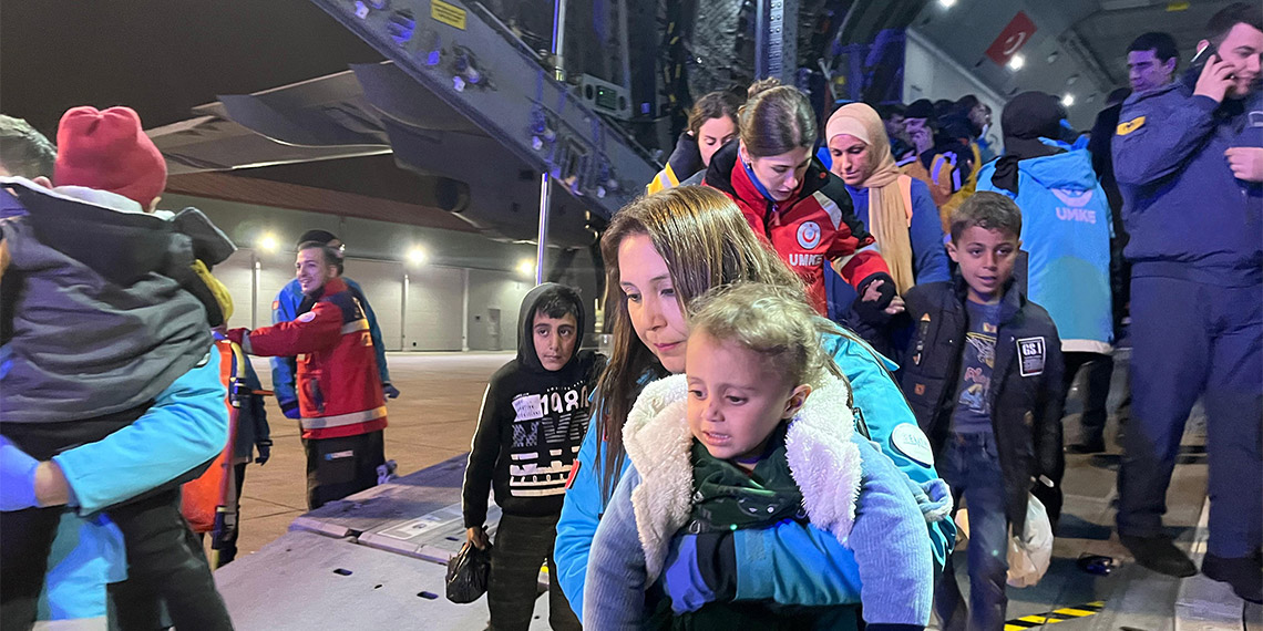 Gazzeli 85 hasta ve yaralı, tedavileri için 106 refakatçiyle birlikte Türk Hava Kuvvetleri'ne ait iki nakliye uçağı ile Mısır’dan Türkiye’ye getirildi.