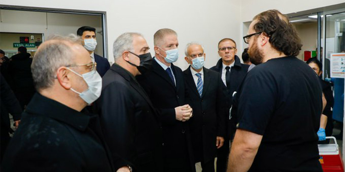 Fatih Camii'nde bıçaklı saldırı; İmam yaralandı