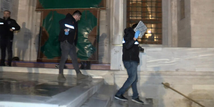 Fatih Camii'nde bıçaklı saldırı; İmam yaralandı