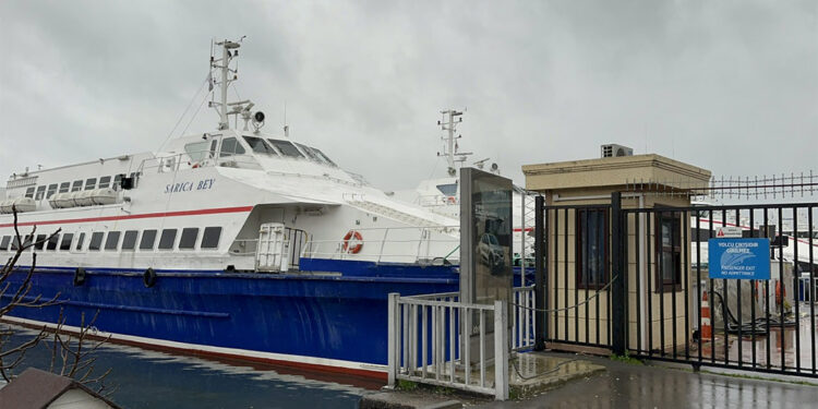 İstanbul'da sağanak yağış nedeniyle vapur seferleri iptal edildi